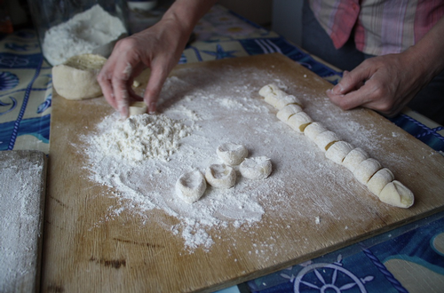 Photo: http://www.vagabundomagazine.com/wp-content/uploads/2011/12/Russian_Pelmeni-51.jpg