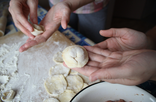 Photo: http://www.vagabundomagazine.com/wp-content/uploads/2011/12/Russian_Pelmeni-51.jpg